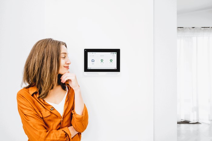 women and smart home